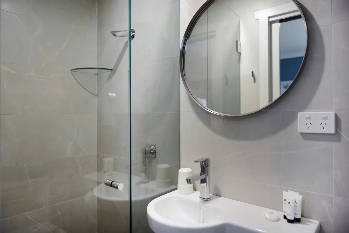 Emerald King Room bathroom